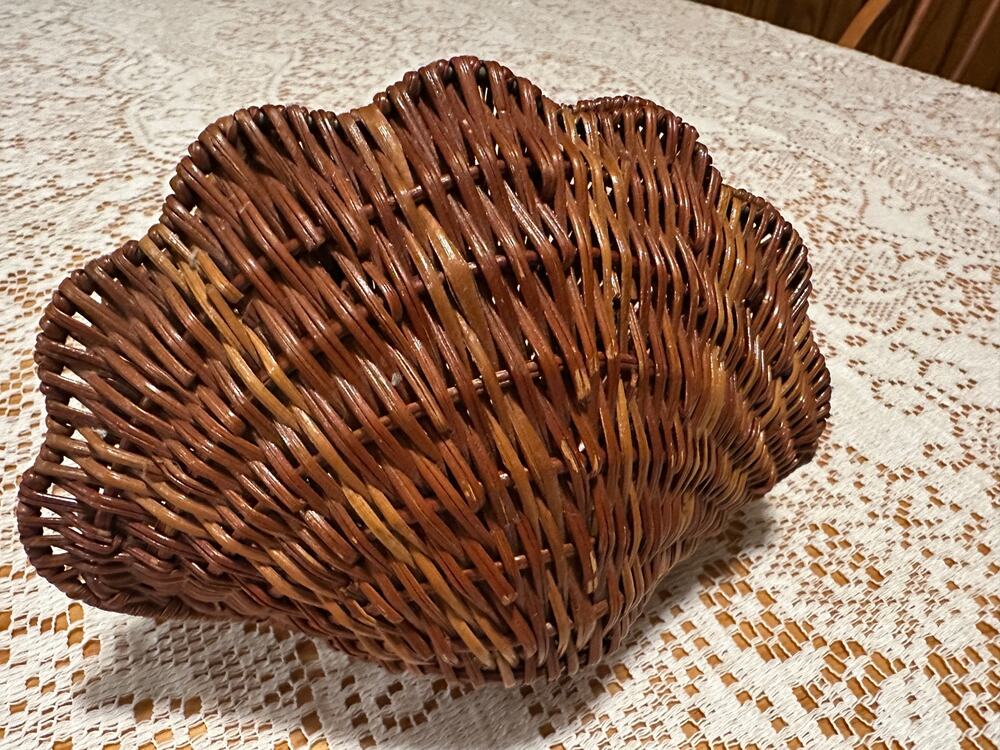 Vintage Wicker Clam Shell Basket Hinged Rattan Scallop Seashell Trinket Box